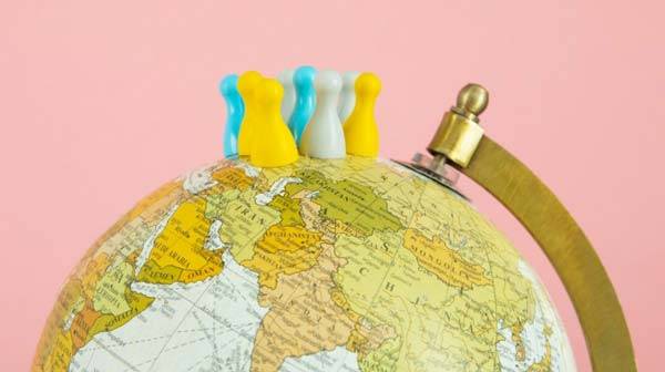 Der International Friends e.V. wird von 8 Spielfiguren, die auf der Oberseite eines Stand-Globus stehen repräsentiert. Die Figurfarben, weiß, blau und gelb heben sich angenehm von dem pinken Hintergrund ab. Die Figuren symbolisieren die Internationalität und Vielfalt.