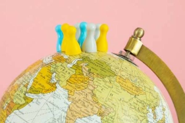 Der International Friends e.V. wird von 8 Spielfiguren, die auf der Oberseite eines Stand-Globus stehen repräsentiert. Die Figurfarben, weiß, blau und gelb heben sich angenehm von dem pinken Hintergrund ab. Die Figuren symbolisieren die Internationalität und Vielfalt.